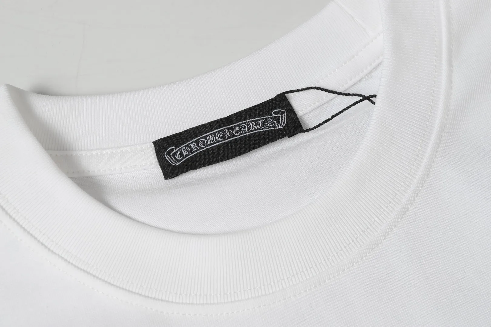 P170 Chrome Hearts* Chrome Hearts are made of 300g double yarn fabric, 1*1 Solona rib, imported digital white ink direct injection + foaming, 3D relief effect, in the perfect blend of fashion and science, a feast of precision and color, high-definition color details, green and environmentally friendly concepts, loose version, same style for men and women. Color: Black White Size: XS S M L